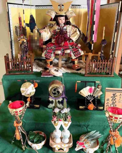 「乗っちゃいけない場所」にいることを、はっきりと自覚しているニャンコの顔が面白い（笑）