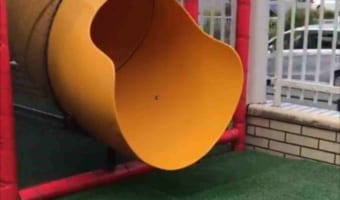 娘が滑り台に向かったので、カメラを構えて待っていたら・・・想像のななめ上の展開に(笑)