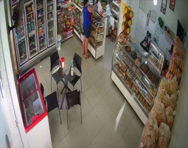 【カメラは見た】パン屋で巧みに行われた犯行も、屋外のカメラではバレバレだったワン(笑)