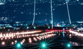滑走路から離陸する飛行機を撮影したら、まるで「銀河鉄道」のような世界が!