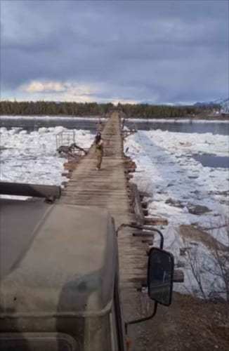 超ギリギリ！！幅の狭い橋をガタガタと渡るトラック・・・その運命は如何に？！