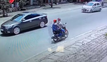 前方不注意のタクシーが前の車に衝突かと思った瞬間！超絶テクで衝突回避！！