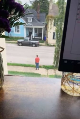 歩き疲れたのかな？帰りたくないのかな？散歩中に横たわって抵抗するワンコがかわいくもおもしろい