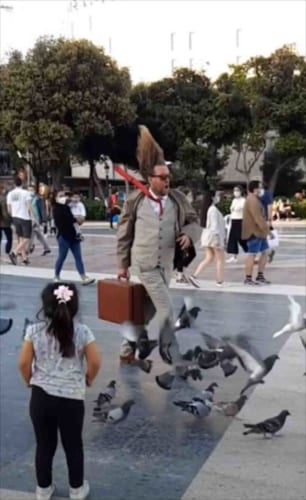 その男だけ時間が止まっていた？！斬新且つシュールなストリートパフォーマー現る！