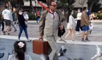 その男だけ時間が止まっていた?!斬新且つシュールなストリートパフォーマー現る!