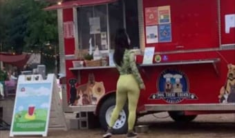 フードトラックで食べ物を購入すると・・・めちゃめちゃかわいいスタッフが持ってきてくれた！