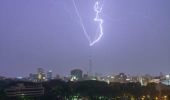 【決定的瞬間】東京スカイツリーが3発も雷をくらっていた!その瞬間をとらえた写真が話題に!