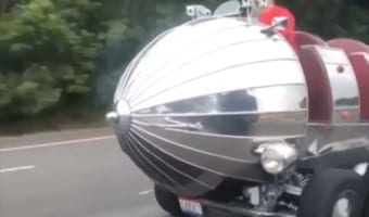 テーマパークのアトラクションか?!二度見確実な改造車両が目撃される!!