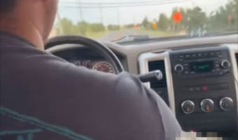 家族とドライブ中のワンコ。運転するお父さんにもたれかかって顔がなんかスゴいことになってる!!(笑)