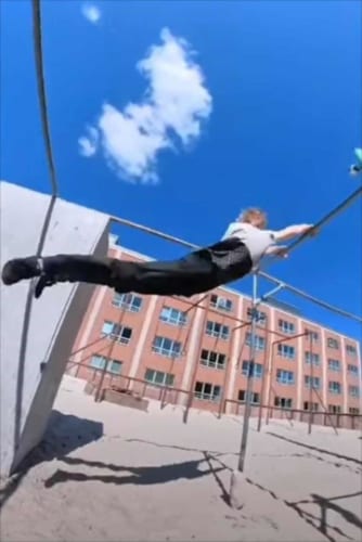 体操選手もビックリ！？体操ラックでトンデモナイ回転技を見せるアスリートが話題に！