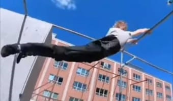 体操選手もビックリ！？体操ラックでトンデモナイ回転技を見せるアスリートが話題に！