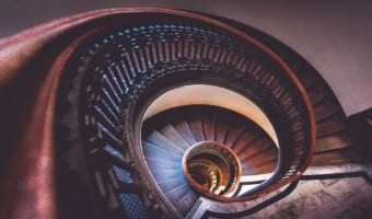 「曲がりなりにも」ってなんか言いにくいですよね？ところでこの言葉どういう意味？どういったシチュエーションで使うの？