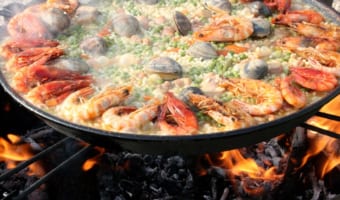 黄色いお米の料理「パエリア」とはどこの国の料理?なんで黄色いの?