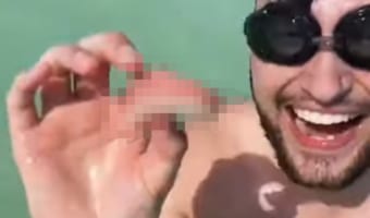 【大爆笑】海水浴を楽しんでいた男性、ナンデ??となるものを海中で拾い上げる!!