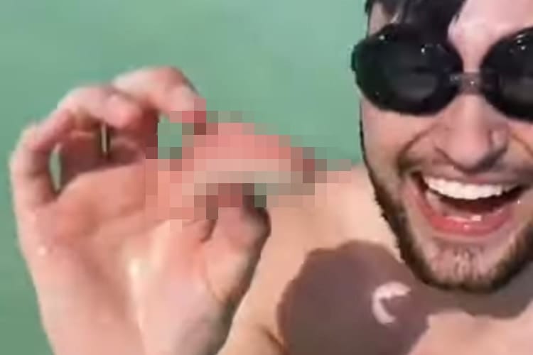 【大爆笑】海水浴を楽しんでいた男性、ナンデ？？となるものを海中で拾い上げる！！