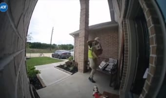 彼は配達員に絶対に向いてない人!お届け先から出てきた「可愛らしいある生物」を見て大パニック!