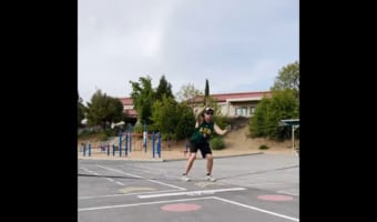 バランス感覚がスゴすぎる・・・。スラックラインをしながらボールキャッチやドリブルを披露する男性