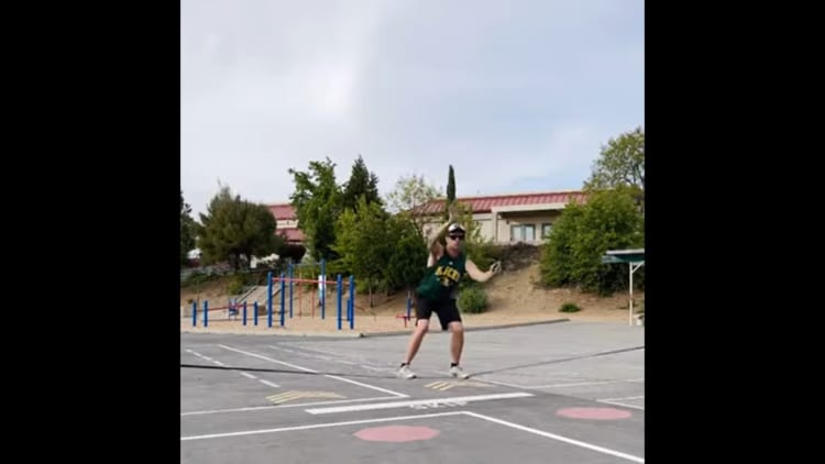 バランス感覚がスゴすぎる・・・。スラックラインをしながらボールキャッチやドリブルを披露する男性