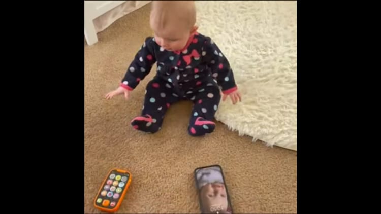 お目が高い！おもちゃではなく、本物を絶対に選ぶ赤ちゃん