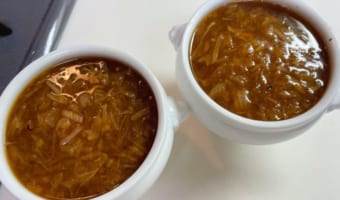 いちいち鍋に目をやる必要なし!超簡単に飴色の「オニオンスープ」が作れるレシピをご紹介!