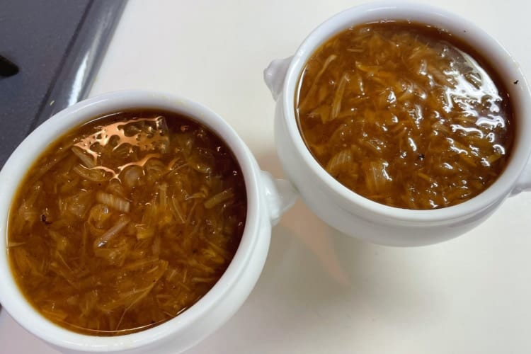 いちいち鍋に目をやる必要なし！超簡単に飴色の「オニオンスープ」が作れるレシピをご紹介！