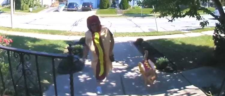 これがホントのホットドッグ？毎週金曜日はお揃いのコスチュームに身を包んで散歩に出るご近所さんとワンコ。