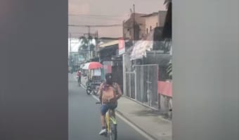 信じられないバランス感覚だ・・・頭の上に『とある物』を乗せ、自転車で疾走する女性に驚愕!