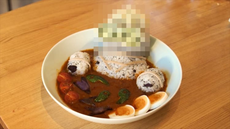 お風呂に入ってるみたいで気持ちよさそう！ 縄文時代の風情漂う「遮光器土偶カレー」が面白い