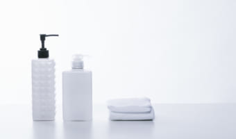 ヘアケアに使う「トリートメント」や「コンディショナー」に「リンス」の違いは何?それぞれの目的を解説