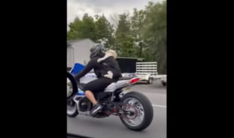 ゴーグルが似合いすぎて思わず笑った!飼い主さんとバイクに乗るワンコがワイルド(笑)