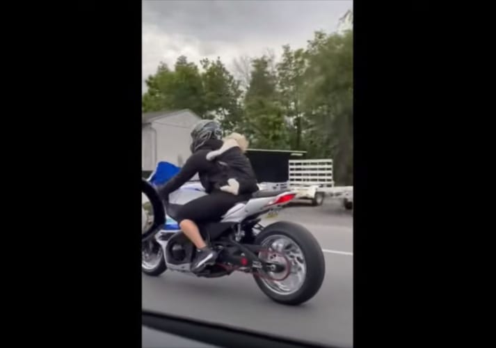 ゴーグルが似合いすぎて思わず笑った！飼い主さんとバイクに乗るワンコがワイルド(笑)