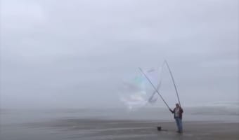 まるで巨大な龍みたい!信じられないほどの巨大なシャボン玉が幻想的で圧巻!