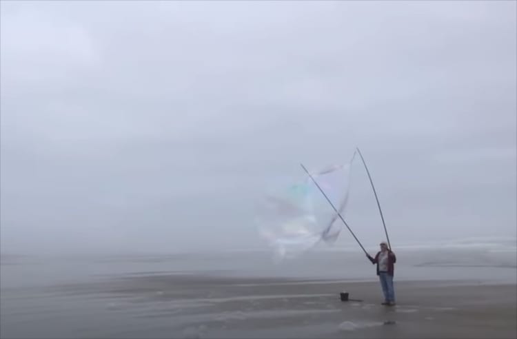 まるで巨大な龍みたい！信じられないほどの巨大なシャボン玉が幻想的で圧巻！