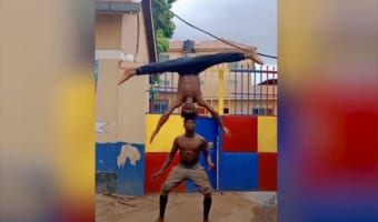 身体能力がスゴすぎる!2人の男性によるアクロバティックなパフォーマンスに驚愕!