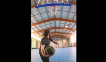 おいおいマジかよっ!続けざまに成功するバスケのトリックショットを目が奪われる!!