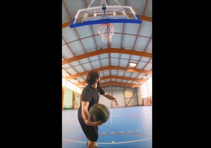 おいおいマジかよっ！続けざまに成功するバスケのトリックショットを目が奪われる！！