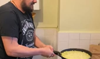 はりきってオムレツを返そうとする男性。この後予想外の大失敗が!