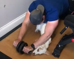 「一緒にソレやる～！」腹筋ローラーを使う飼い主さんの姿を見て、自分も体を鍛えたくなったワンコ