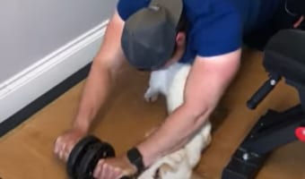 「一緒にソレやる~!」腹筋ローラーを使う飼い主さんの姿を見て、自分も体を鍛えたくなったワンコ