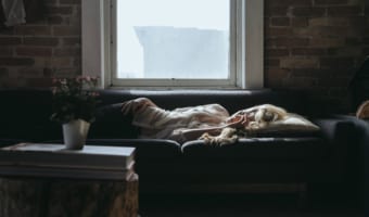 「うたた寝」と「居眠り」に違いはある？うたた寝の「うたた」って何のこと？