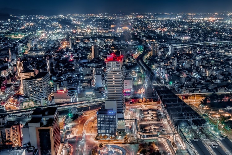 ダイナミックで煌びやかな夜景にうっとり。この写真の撮影地、実は・・・○○なんです！