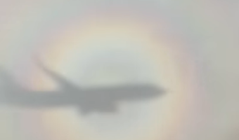 この後とってもいいことありそう!飛行機から外を見たら、自分の乗っている飛行機の影が○○に囲まれてた!!【ブロッケン現象】