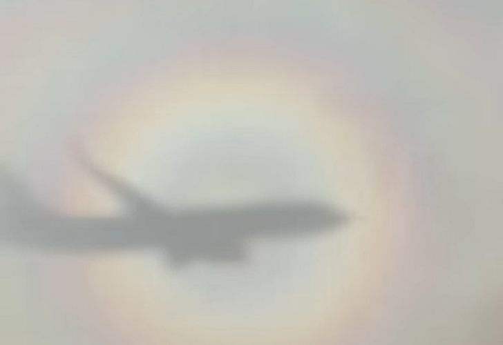 この後とってもいいことありそう！飛行機から外を見たら、自分の乗っている飛行機の影が○○に囲まれてた！！【ブロッケン現象】