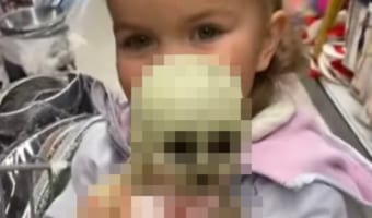 不気味な人形だなんてとんでもない！この女の子にとっては親友なのです