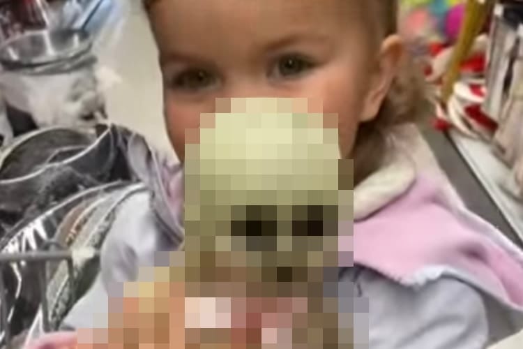 不気味な人形だなんてとんでもない！この女の子にとっては親友なのです