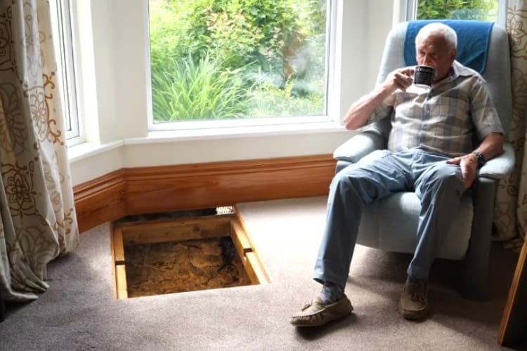 リビングの床下から中世のものとみられる古井戸を見つけた男性。その前で飲むコーヒーはロマンの香りがしそう・・・