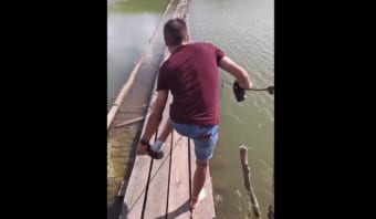 目の前には絶対足元が濡れてしまうだろう橋が！そこで男性は、靴も靴下も脱いだのですが・・・