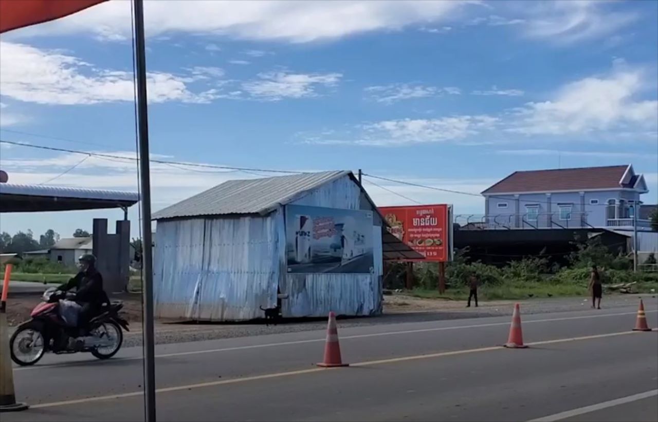 【目を疑う光景】なぜ、そうなった！！一見普通に見える小屋が・・・トンデモナイことに！