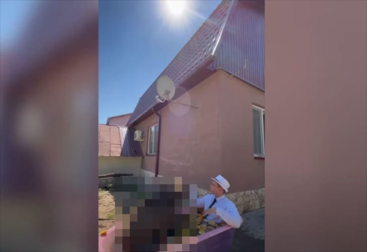 まるで映画や絵本の世界みたい！男性と一緒にお風呂に入っていた『巨大な動物』に驚愕！