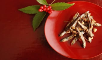 おせち料理にも入っている干しイワシの煮物はなぜ「ごまめ」や「田作り」というの?